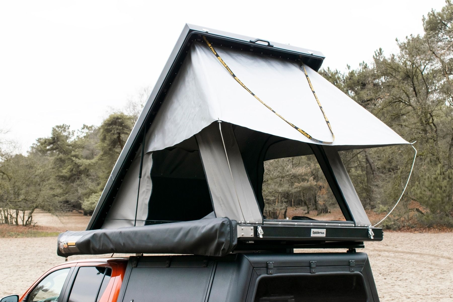 Quick Pitch hardshell daktent aluminium op Toyota Hilux