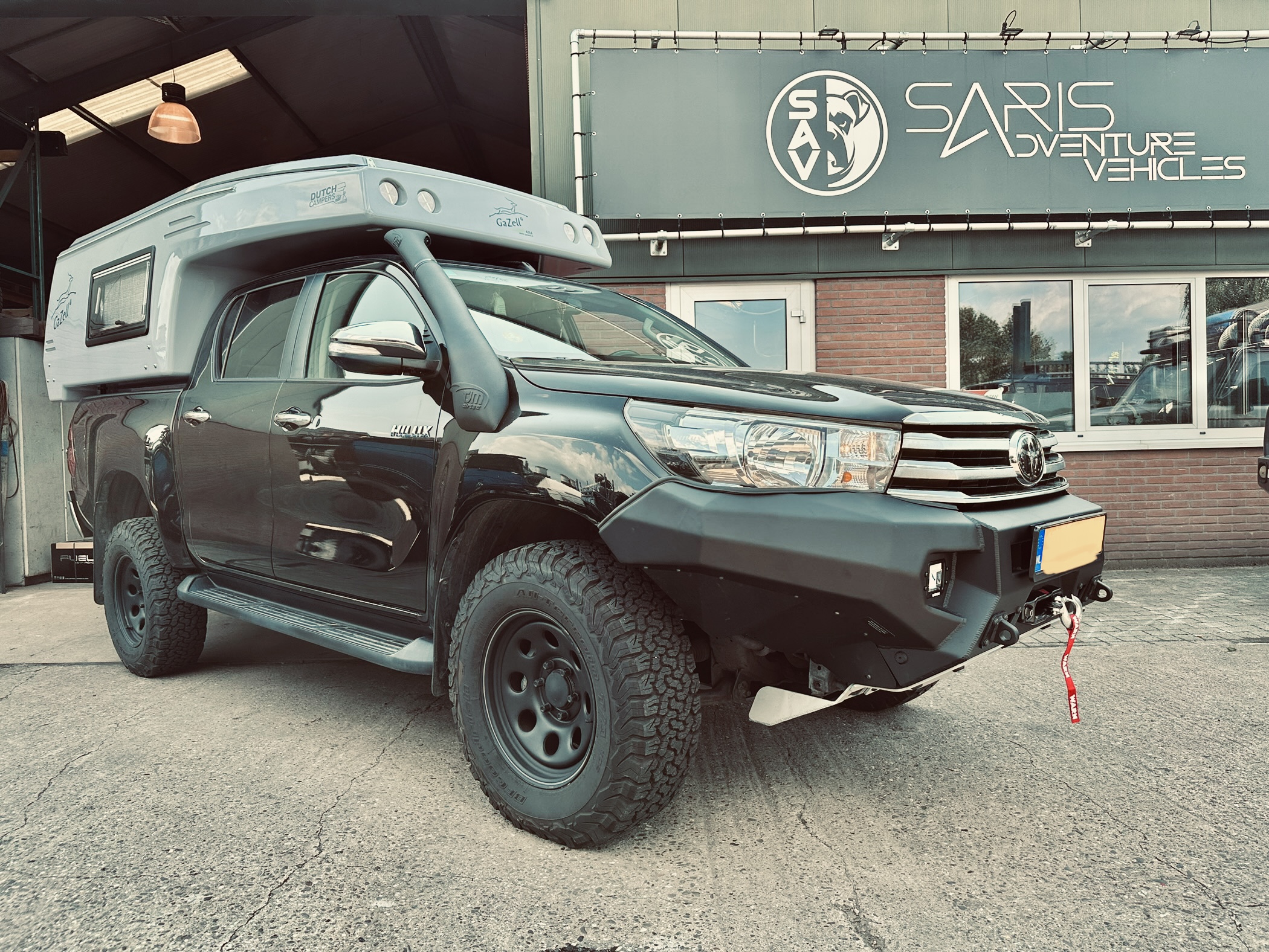 TJM snorkel, OME liftkit en BF Goodrich banden met stalen velgen op Toyota Hilux